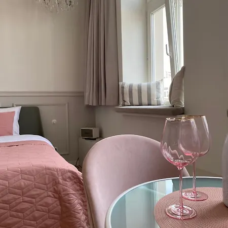 Royal Rose - Old Town Apartment *